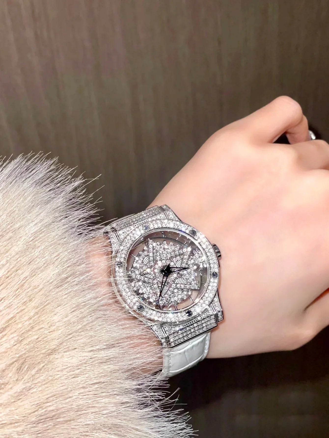 LSVTR New model High-End Elegant Fashionable Women's Watch with Transparent Case Back Rhinestone Embellishments